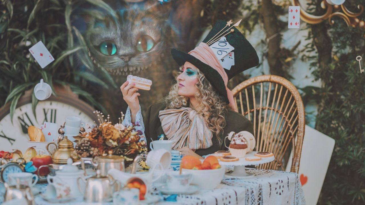 Goals, Alice in Wonderland and ewat me and drink me, by KVDB